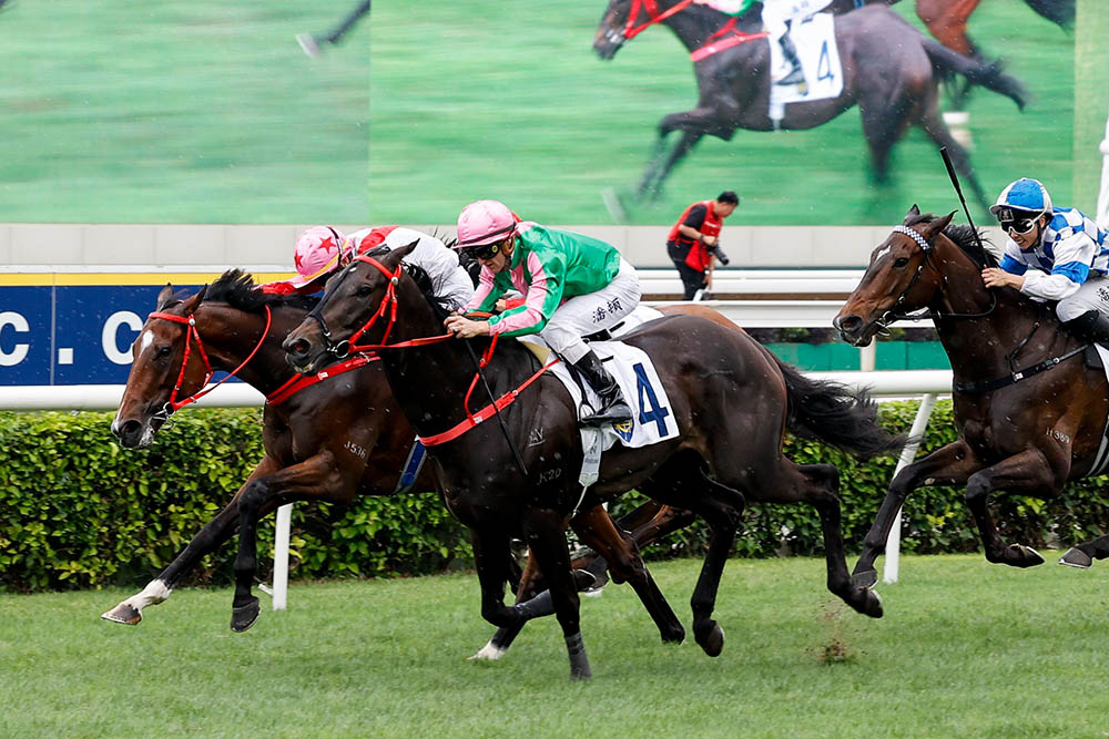 Bundle Award wins the Queen Mother Memorial Handicap 2025