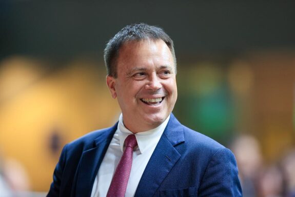 Caspar Fownes is hoping for a strong finish in Hong kong trainers championship