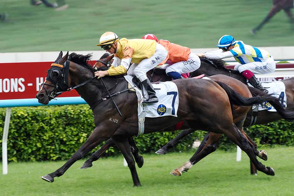 Oldtown lands a stylish victory under Zac Purton over 1200m at Sha Tin.